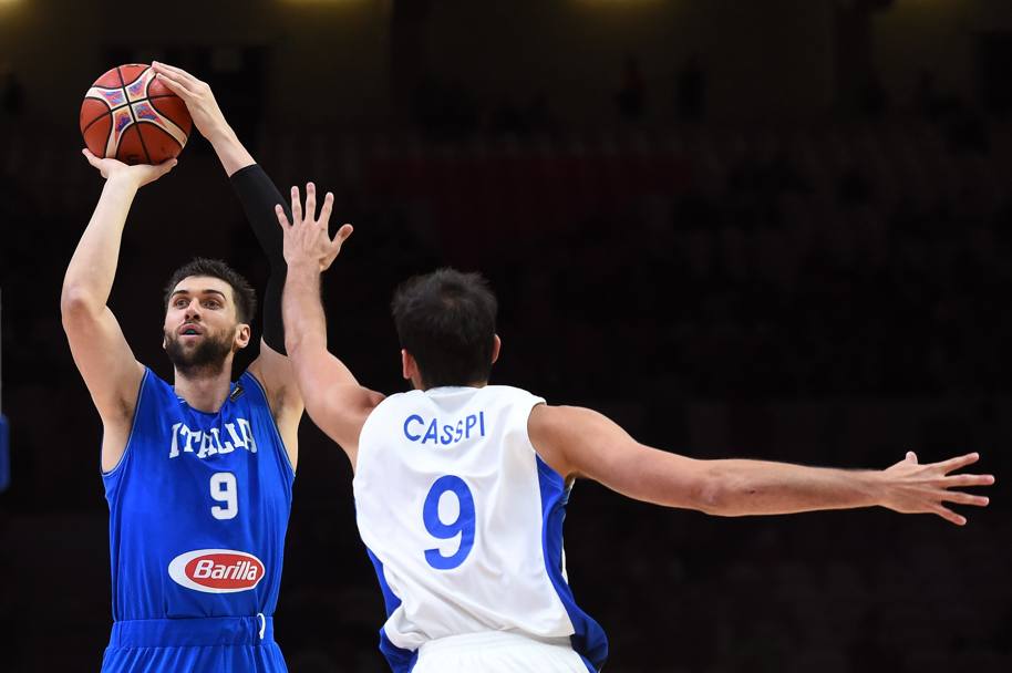 EuroBasket 2015 a Lilla. Ottavi di finale. Italia contro Israele 59-37. Andrea Bargnani e Omri Casspi (Afp)